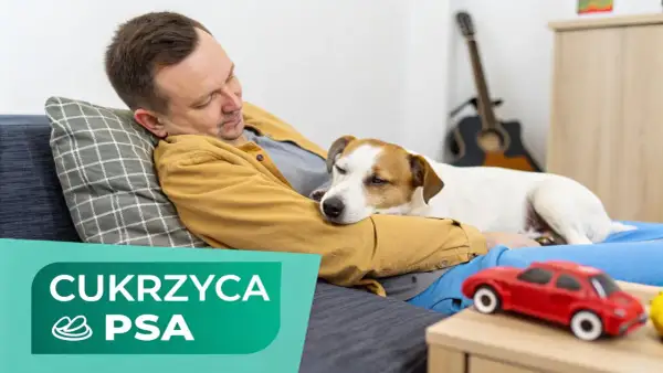 Mężczyzna odpoczywa z psem na kanapie. Na pierwszym planie zielony napis "CUKRZYCA PSA", sugerujący temat obrazu.